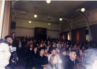 Familias recibiendo maletín literario