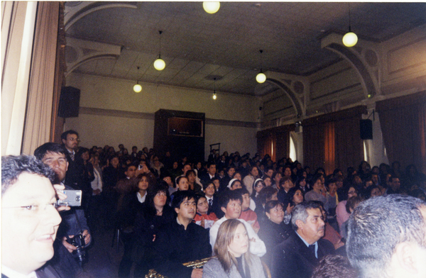Familias recibiendo maletín literario