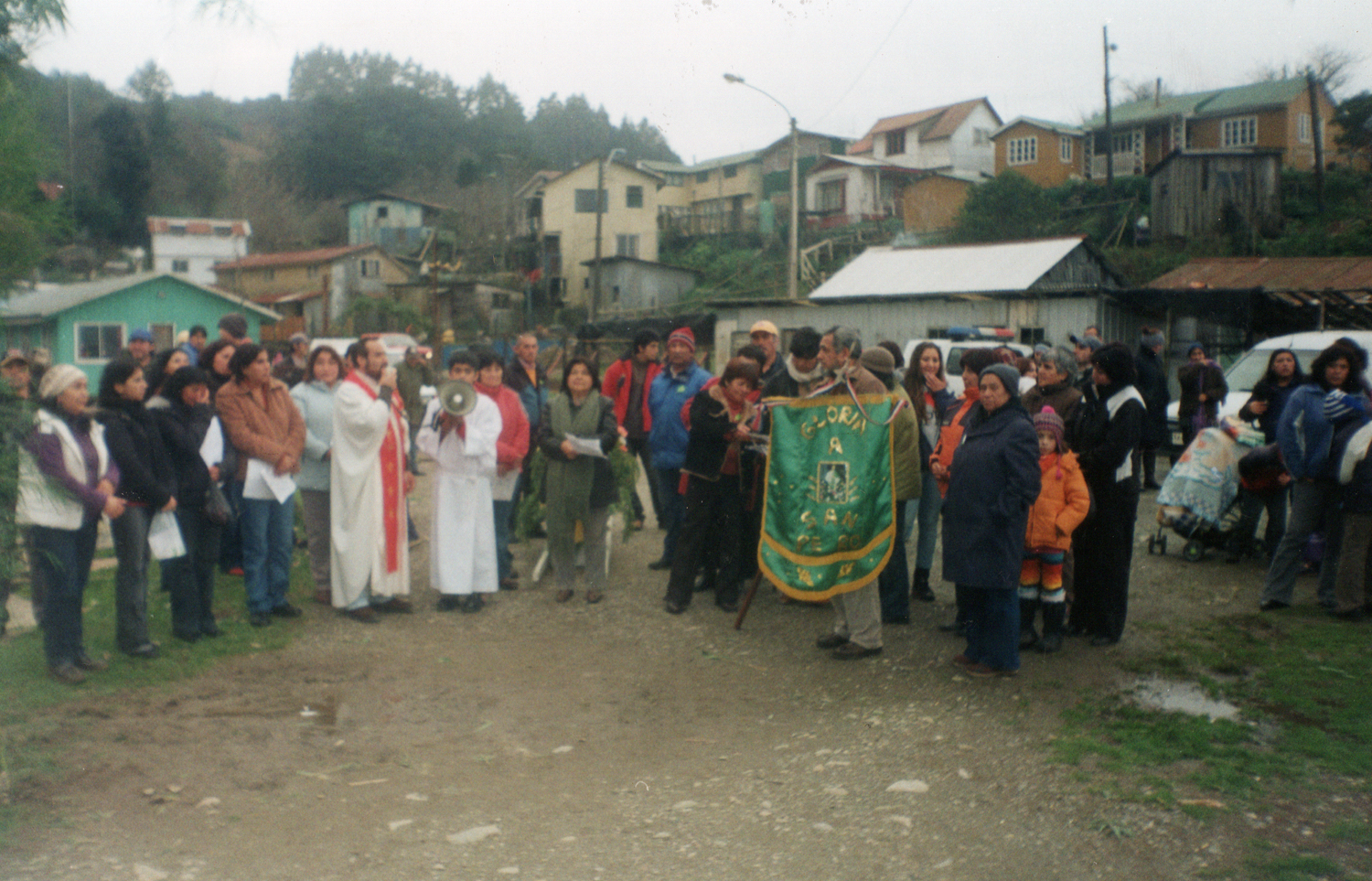 Reunidos en oración en la procesión de San Pedro Reunidos en oración en la procesión de San Pedro