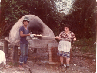 Haciendo pan en horno de barro