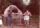 Haciendo pan en horno de barro