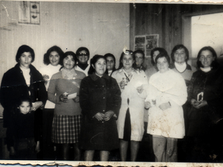 Apoderadas y profesoras en el colegio Correntoso