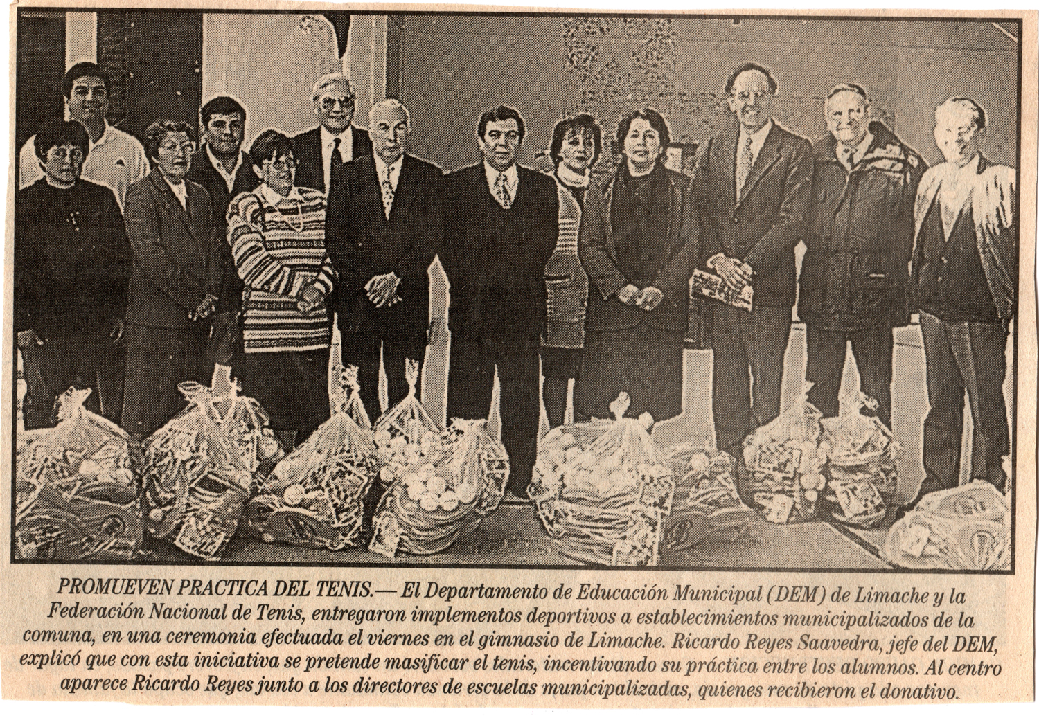Entrega de implementos deportivos de tenis a las escuelas municipalizadas de Limache Entrega de implementos deportivos de tenis a las escuelas municipalizadas de Limache