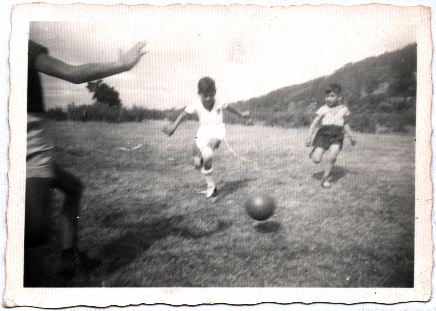 Mi hijo jugando a la pelota en isla Cautín Mi hijo jugando a la pelota en isla Cautín