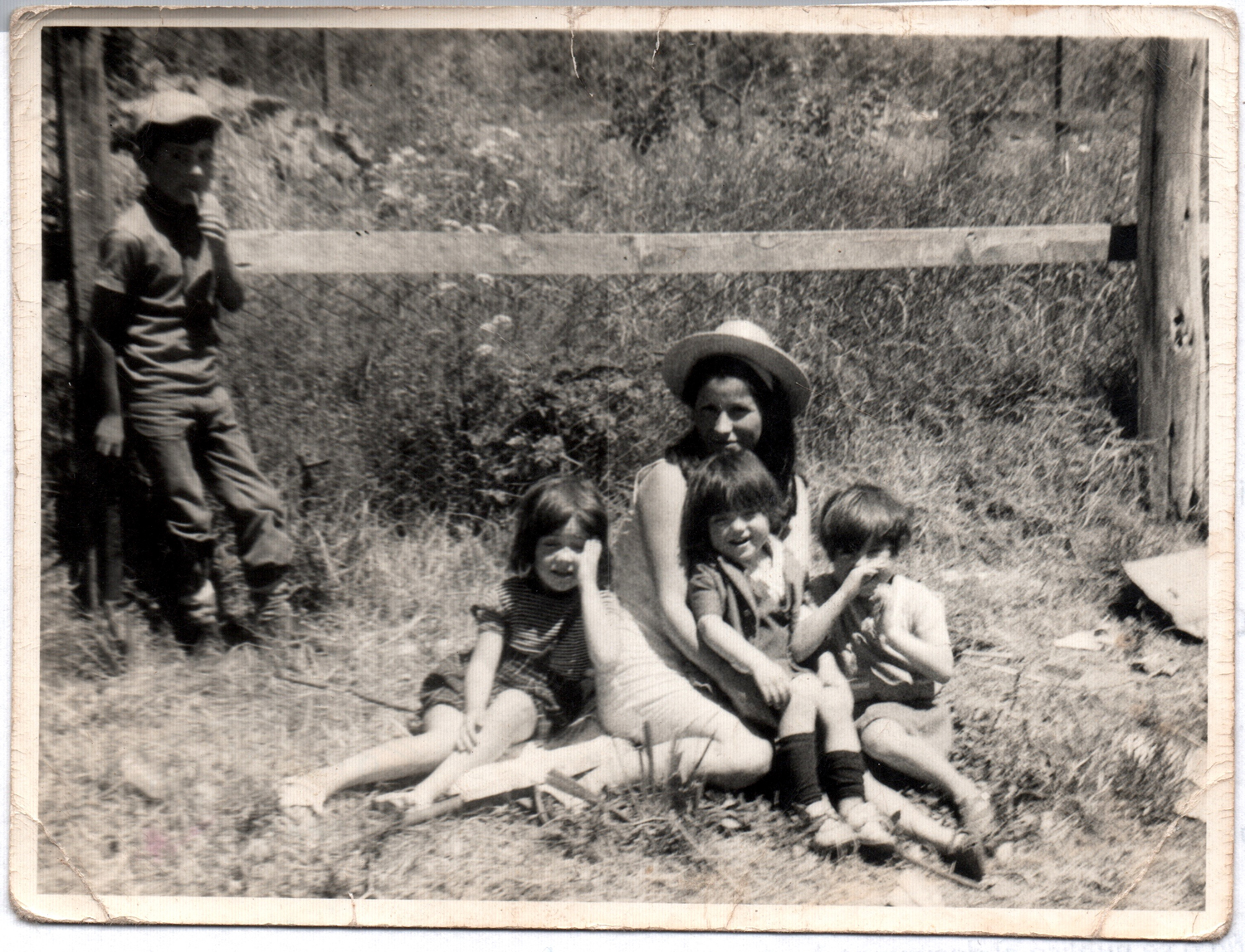 Rita Lizama con sus hijos en el patio Rita Lizama con sus hijos en el patio