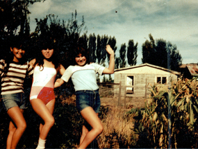 Yo y mis hermanas en el patio de la casa