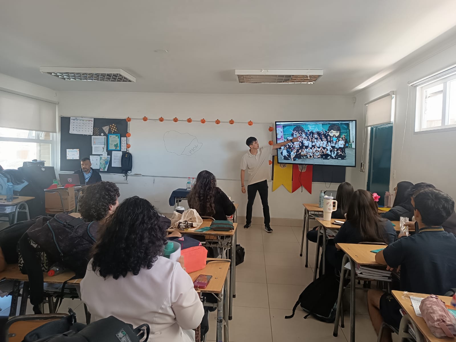 Oscar Osses, profesional y estudiante en práctica del Archivo Nacional Histórico en taller en el Colegio Coeducacional de Quilpué. 15 de octubre de 2024 Oscar Osses, profesional y estudiante en práctica del Archivo Nacional Histórico en taller en el Colegio Coeducacional de Quilpué. 15 de octubre de 2024