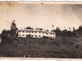 Vista posterior del hotel Riñihue