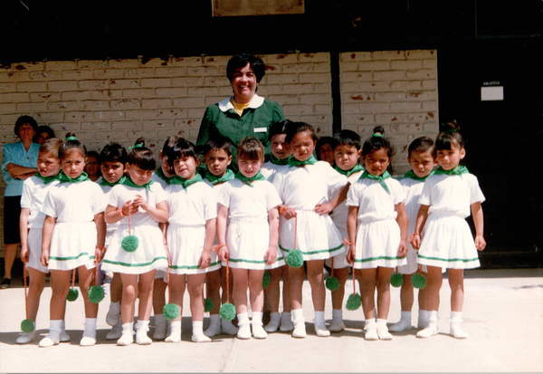 Mónica Gómez con sus alumnos