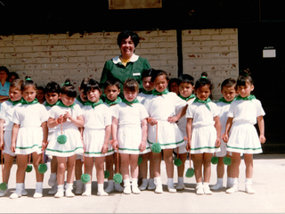 Mónica Gómez con sus alumnos