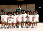 Mónica Gómez con sus alumnos