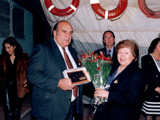 Entrega de premio por profesora destacada