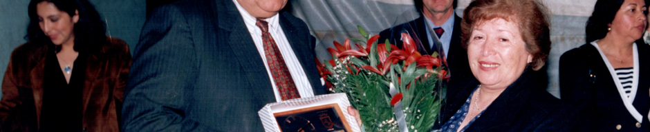 Entrega de premio por profesora destacada