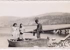 Conversando a la orilla del lago