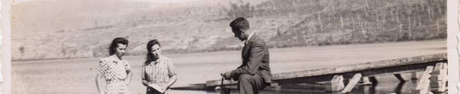Conversando a la orilla del lago