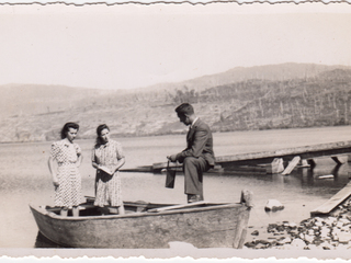 Conversando a la orilla del lago