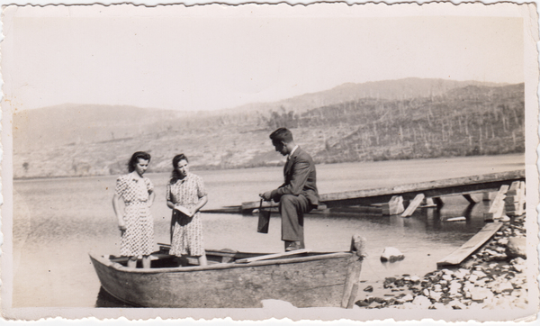 Conversando a la orilla del lago