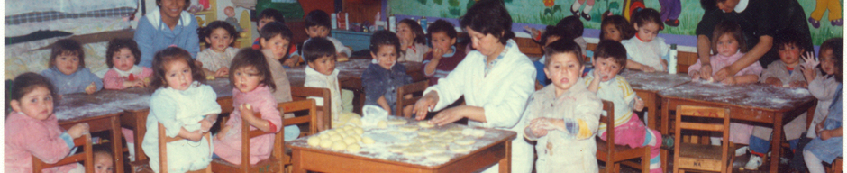 Enseñando a amasar en el jardín