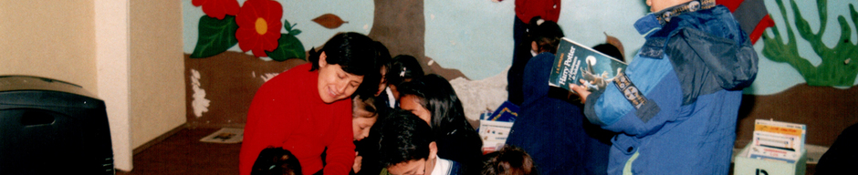Biblioteca con niños de primer año