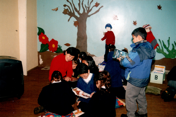 Biblioteca con niños de primer año