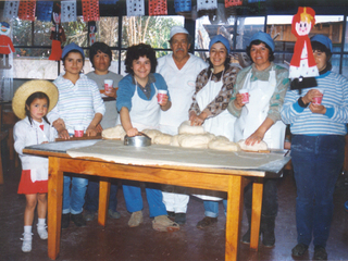Haciendo masas en el jardín infantil Remolino