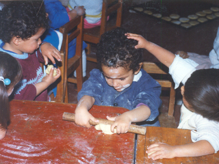 Oskar junior haciendo masitas