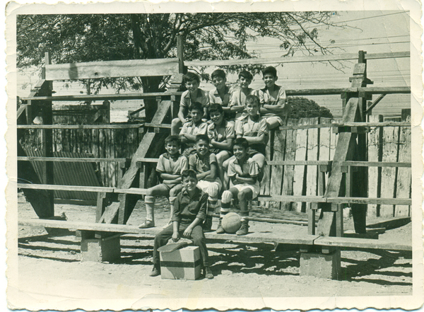 Jóvenes en Fortín ferroviario