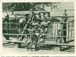 Jóvenes en Fortín ferroviario