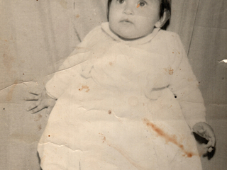 De pie a los 8 meses