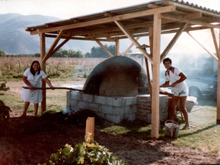 Esposos cocinando pan