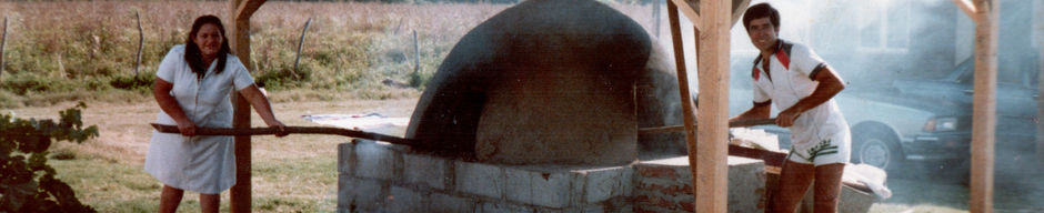 Esposos cocinando pan