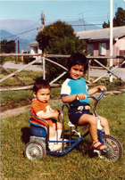 Hernán y Marcelo en su triciclo