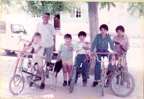 Niños en bicicleta