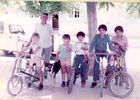 Niños en bicicleta