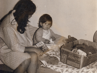 Iris junto a su hija Leslie