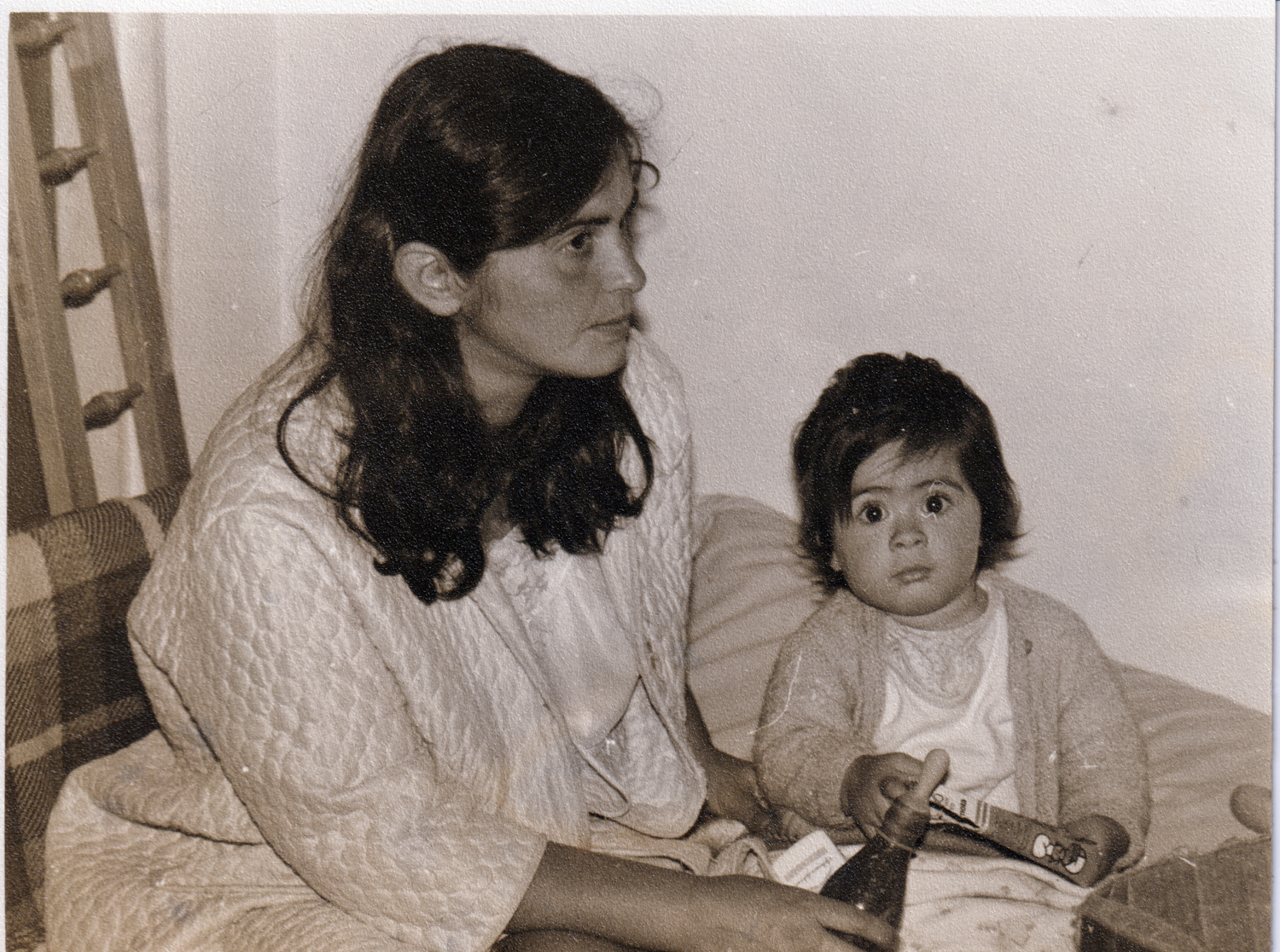 Leslie junto a su madre Leslie junto a su madre