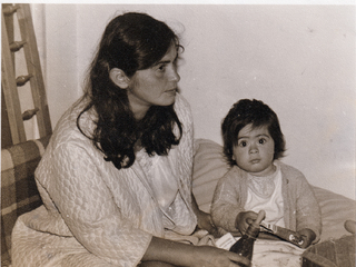 Leslie junto a su madre