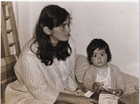 Leslie junto a su madre