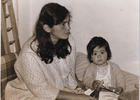 Leslie junto a su madre