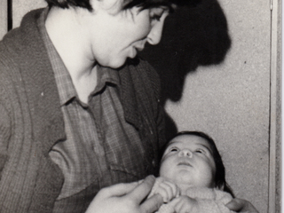 Iris junto a su hija Vania