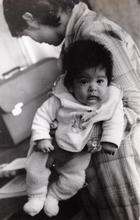 Vania en brazos de su madre Iris