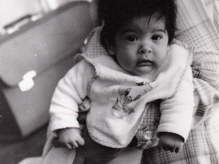Vania en brazos de su madre Iris