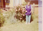 Clarita en su jardín