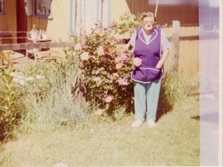 Clarita en su jardín