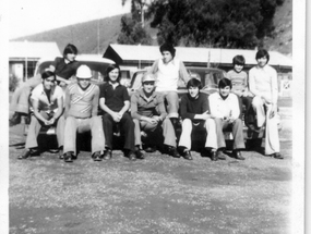 Mi hermano con sus amigos del barrio