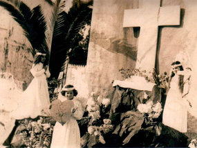 Niñas en el altar en celebración de Corpus Cristi