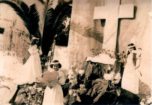 Niñas en el altar en celebración de Corpus Cristi