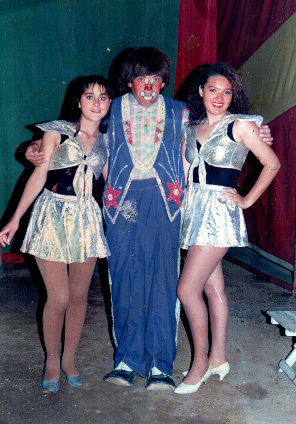 Payaso Cachureo con integrantes del ballet
