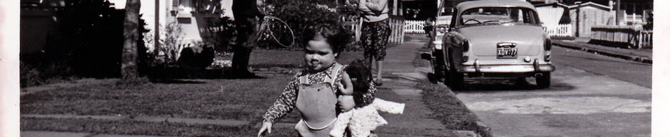 Niña con muñeca