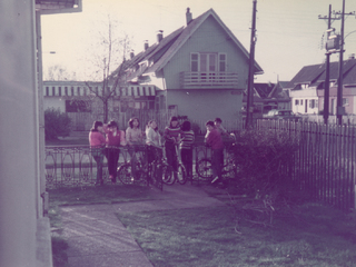 Grupo de amigos en calle Bueras